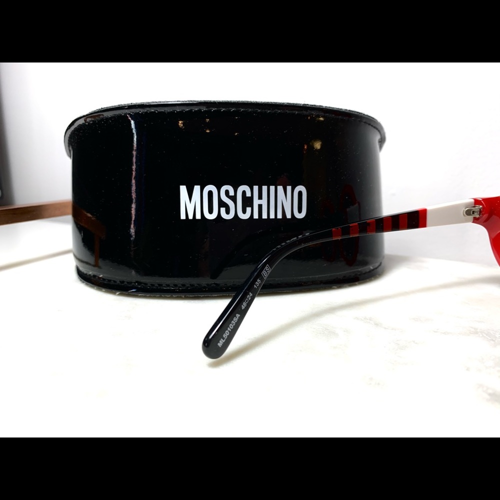 *SOLD* Moschino Love round sunglasses with case - Picture 4 of 6